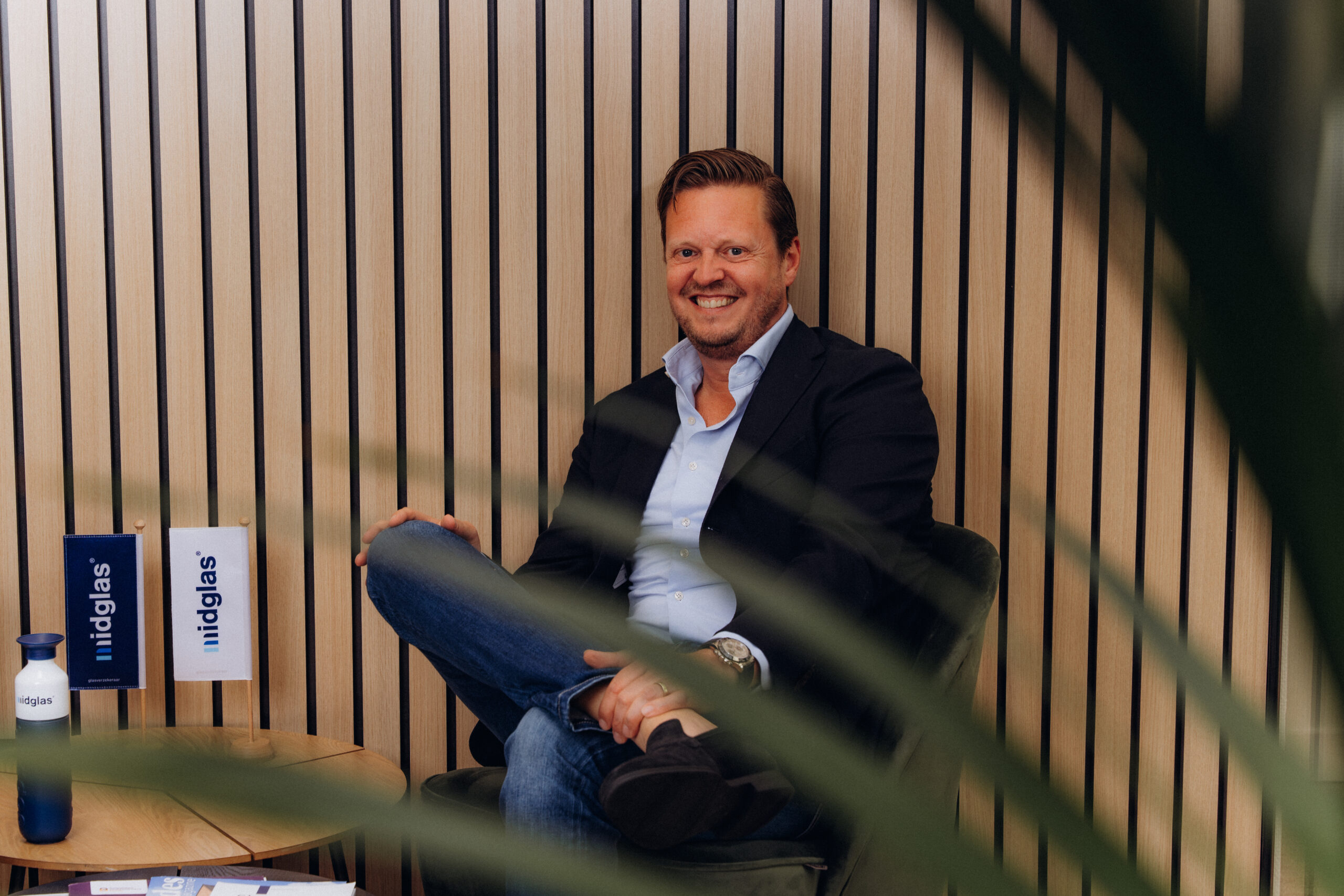 Lachende collega van Midglas in een kantoorruimte