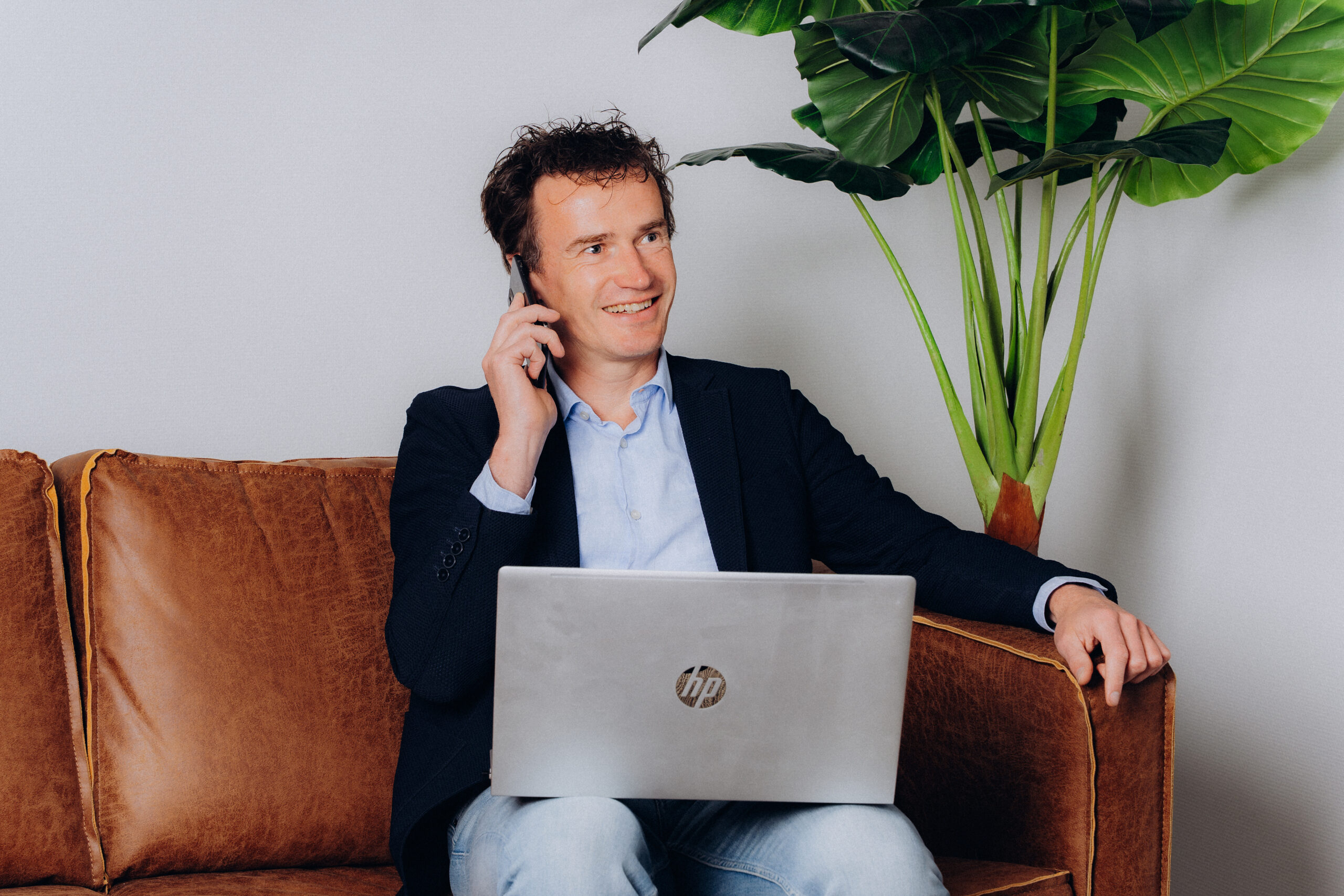 Midglas collega bellend achter laptop