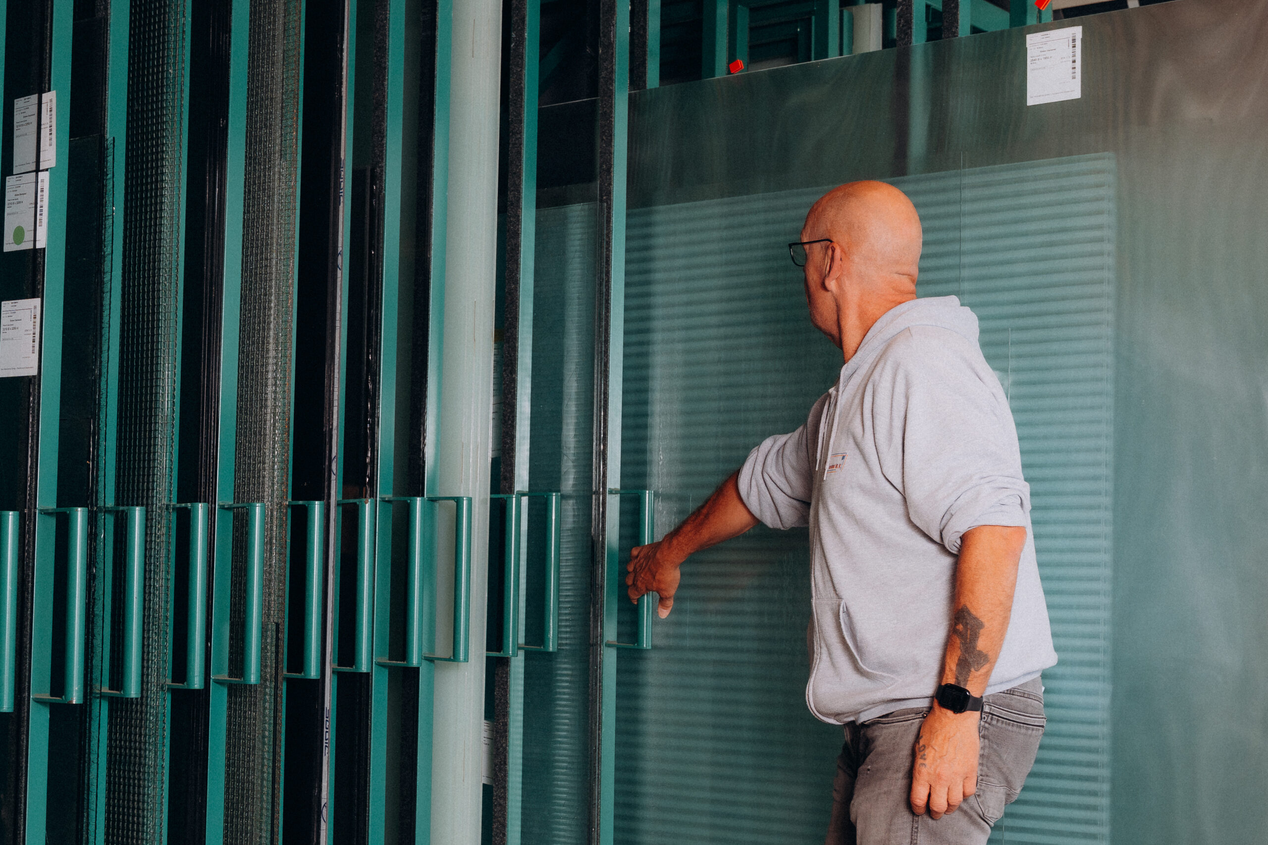 Glashersteller in een glashal voor een schuifpui met verschillende soorten glas