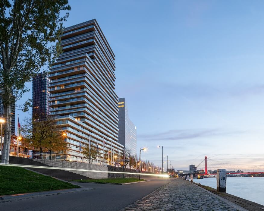 The Terraced Tower op de Boompjes boulevard naast de Nieuwe Maas in wijnhaveneiland