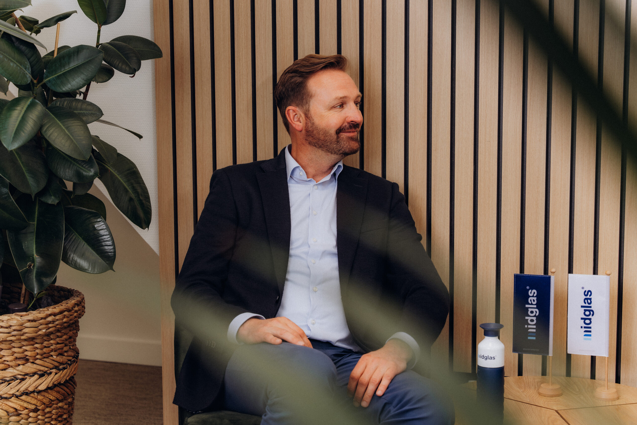 Vriendelijk lachende Commercieel Manager bij Midglas