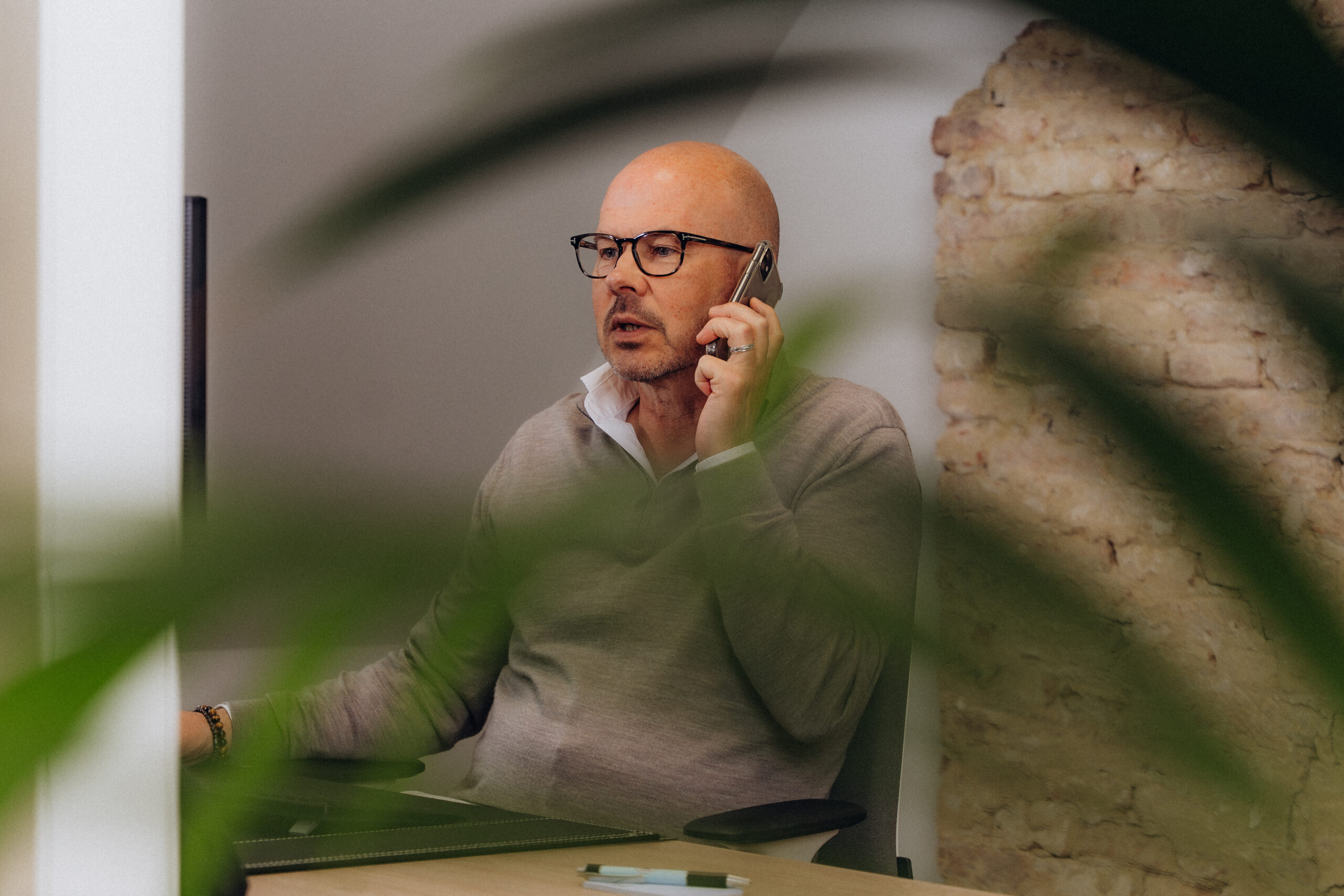 Binnendienst medewerker die klant telefonisch te woord staat