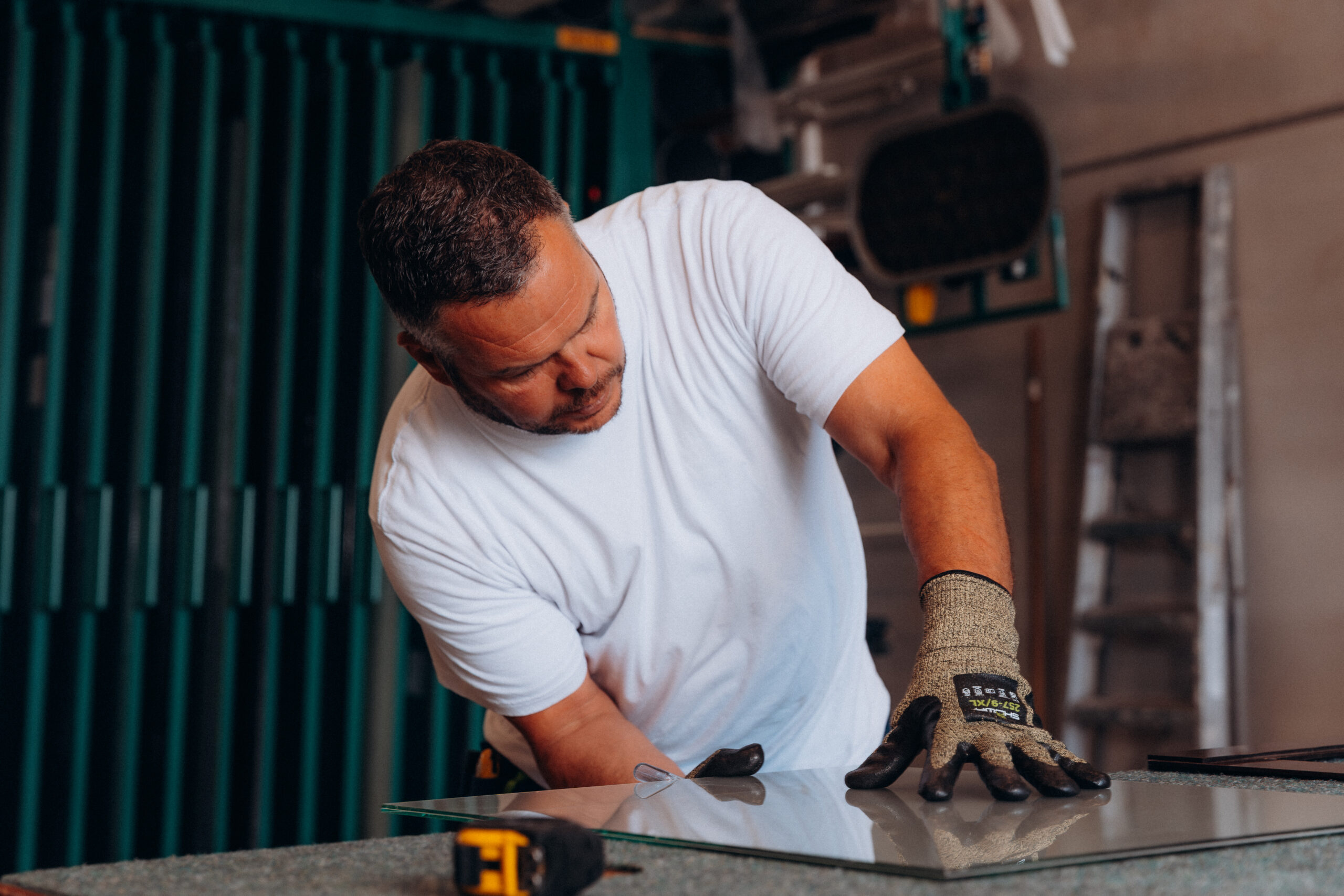 Glashersteller tijdens het snijden van glas