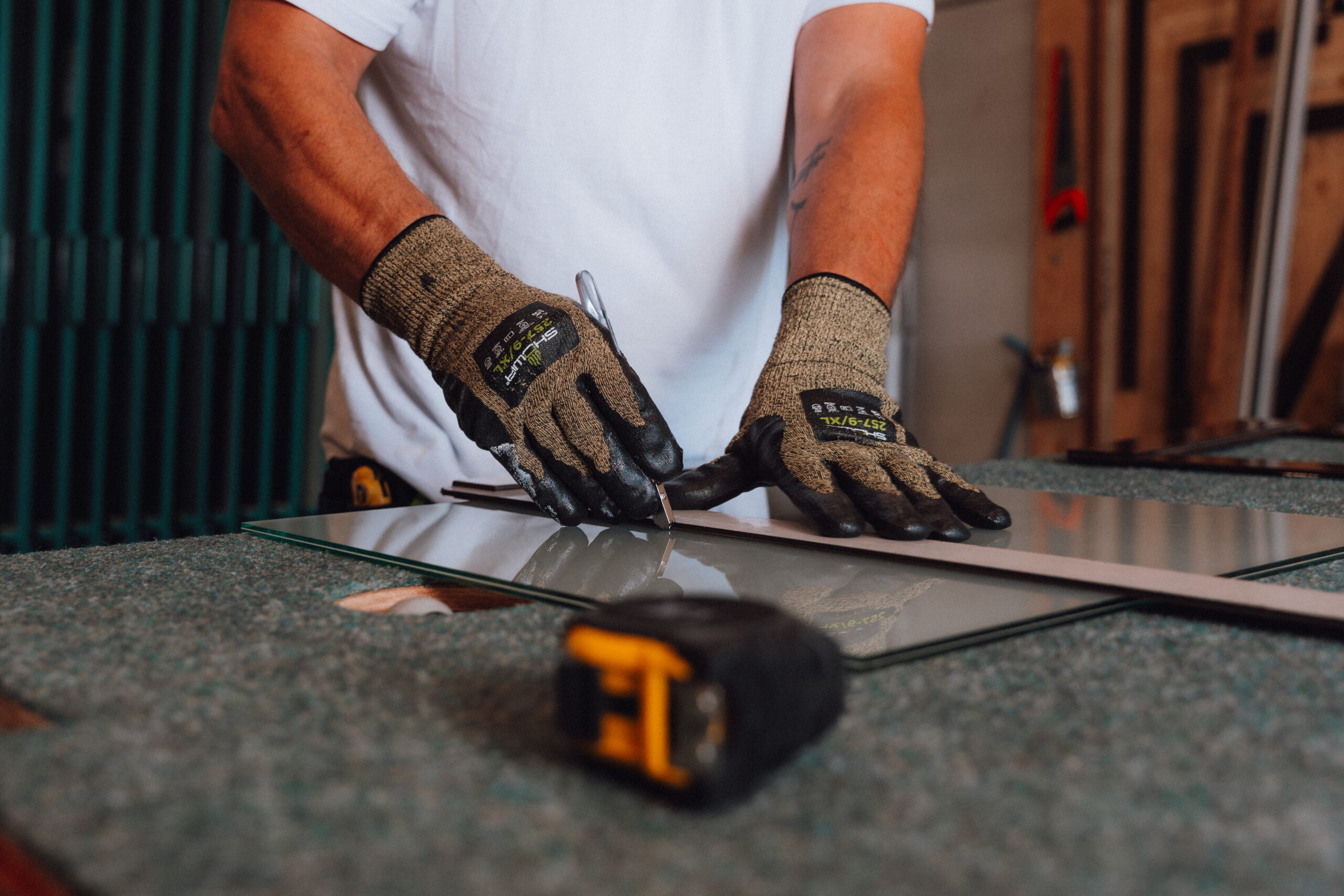 Glashersteller die enkel glas aan het snijden is