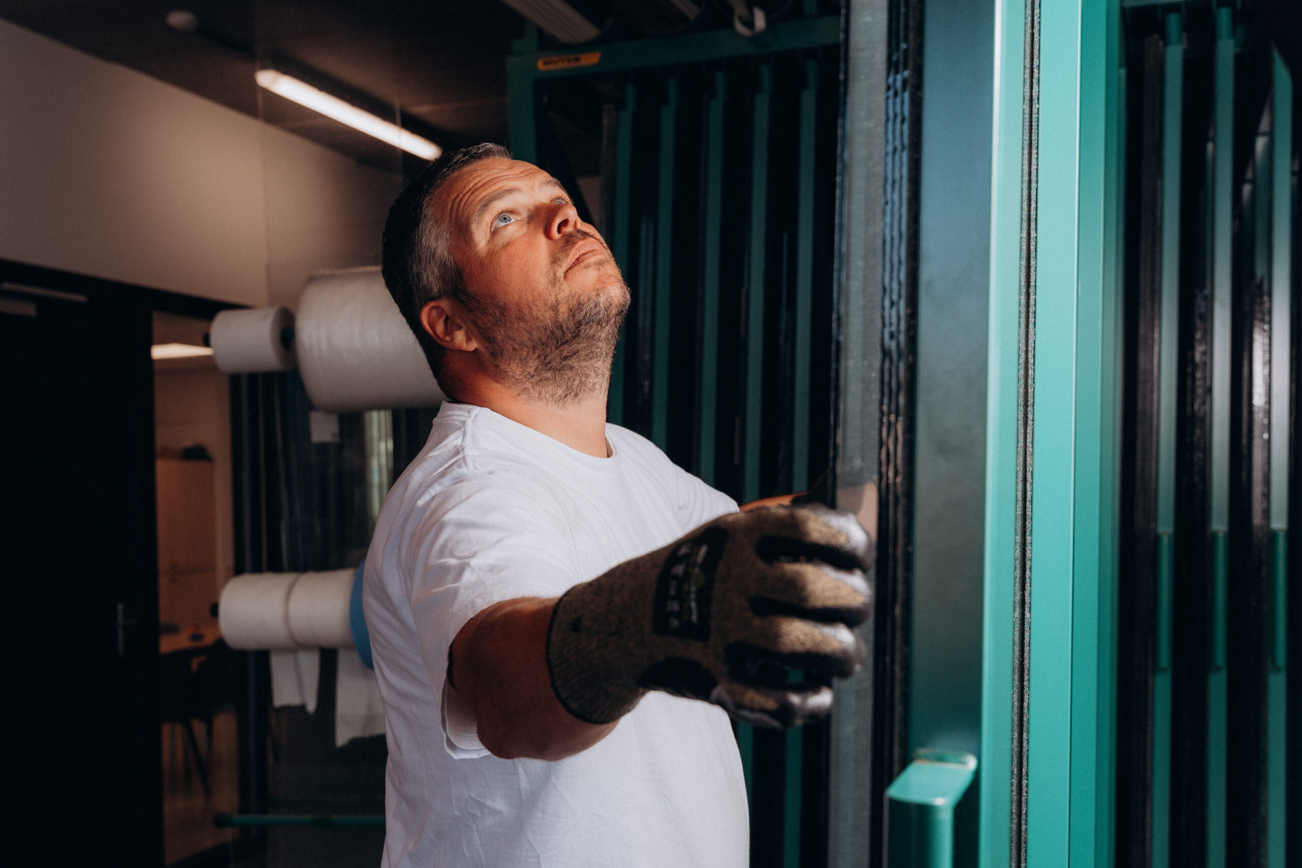Glashersteller die het juiste glas uitzoekt in een glashal
