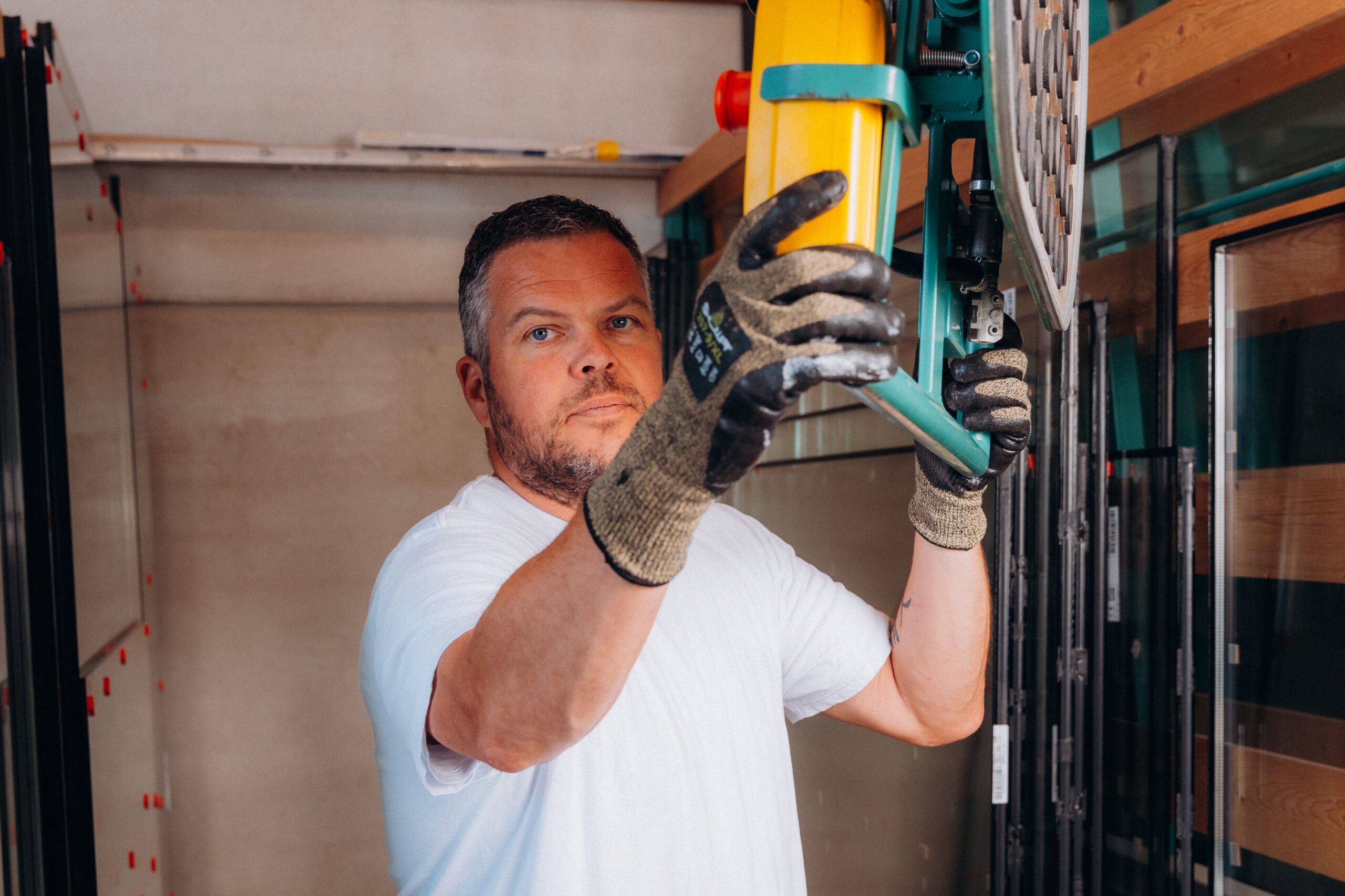 Glashersteller aan het werk in een glashal