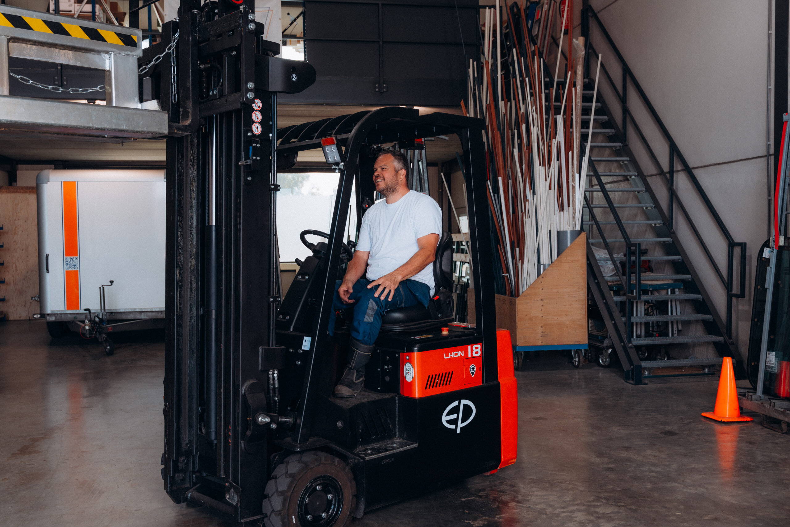 Glashersteller in een truck in een glashal