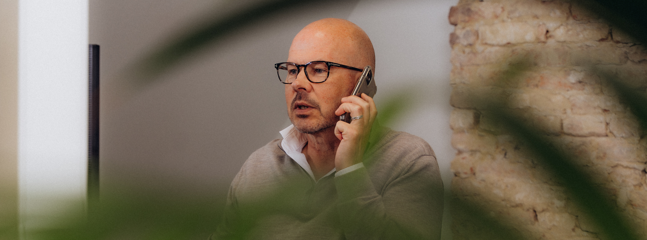 Binnendienst medewerker die klant telefonisch te woord staat