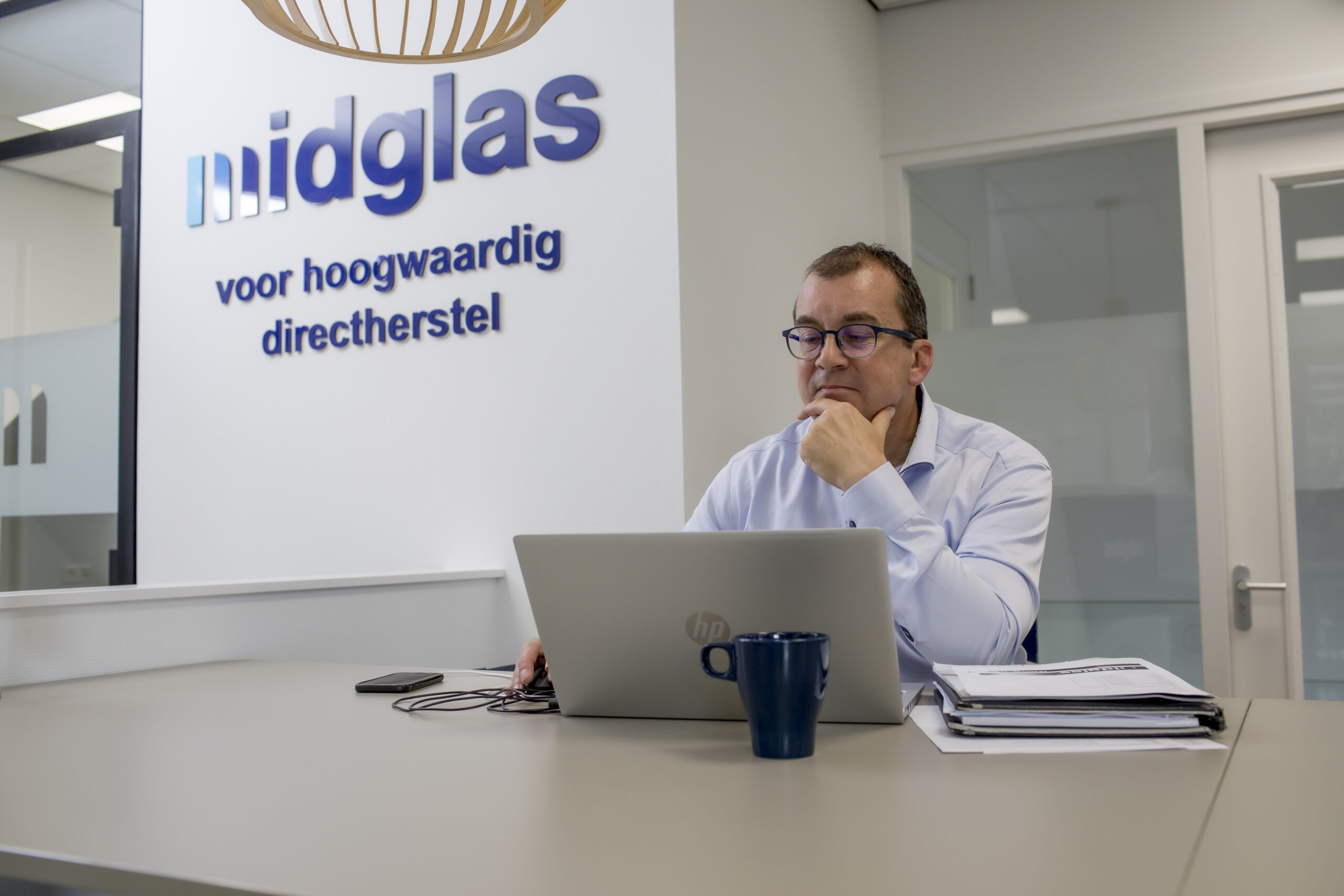 Midglas werknemer achter laptop aan het werk