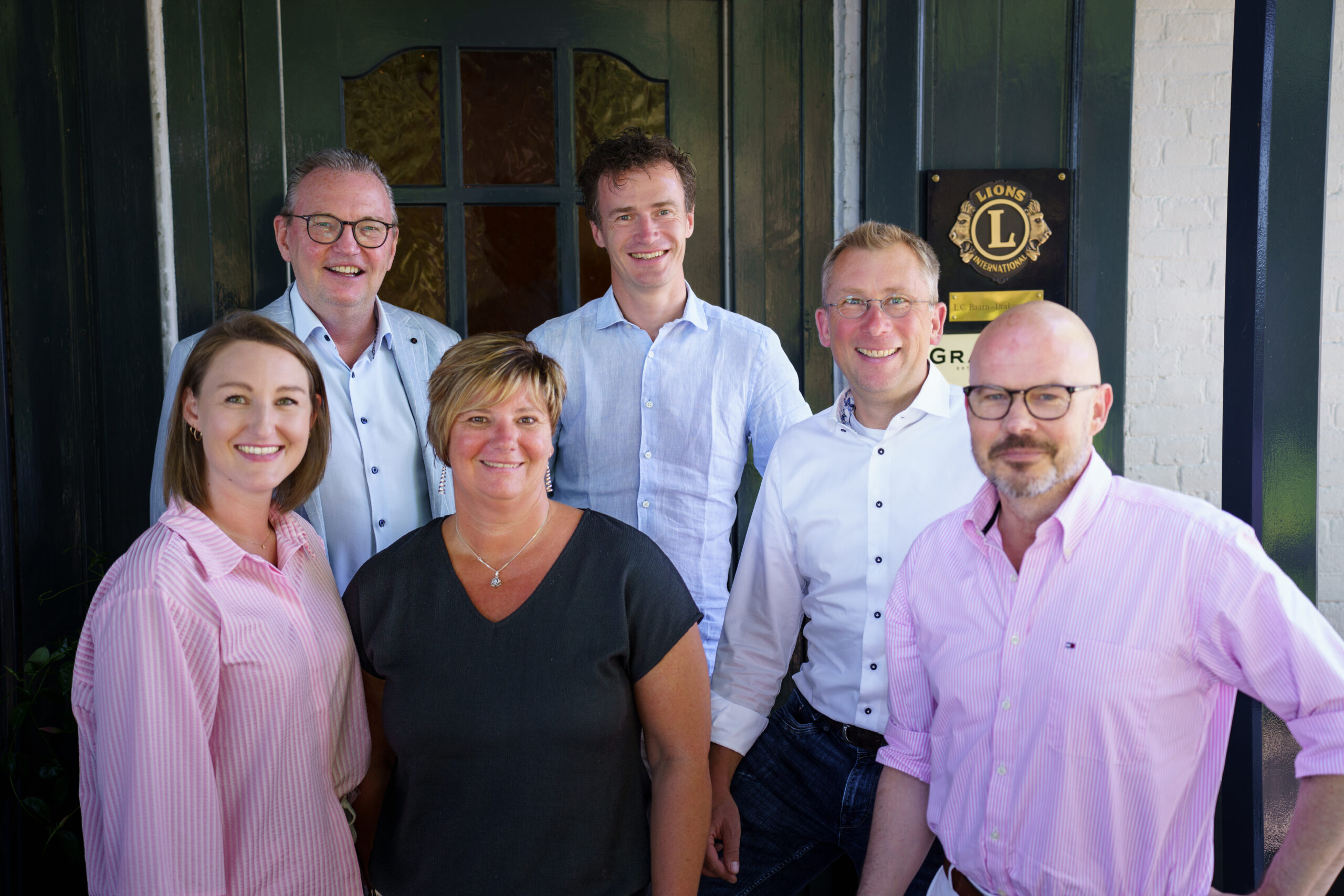 Groepsfoto van Midglas collega's