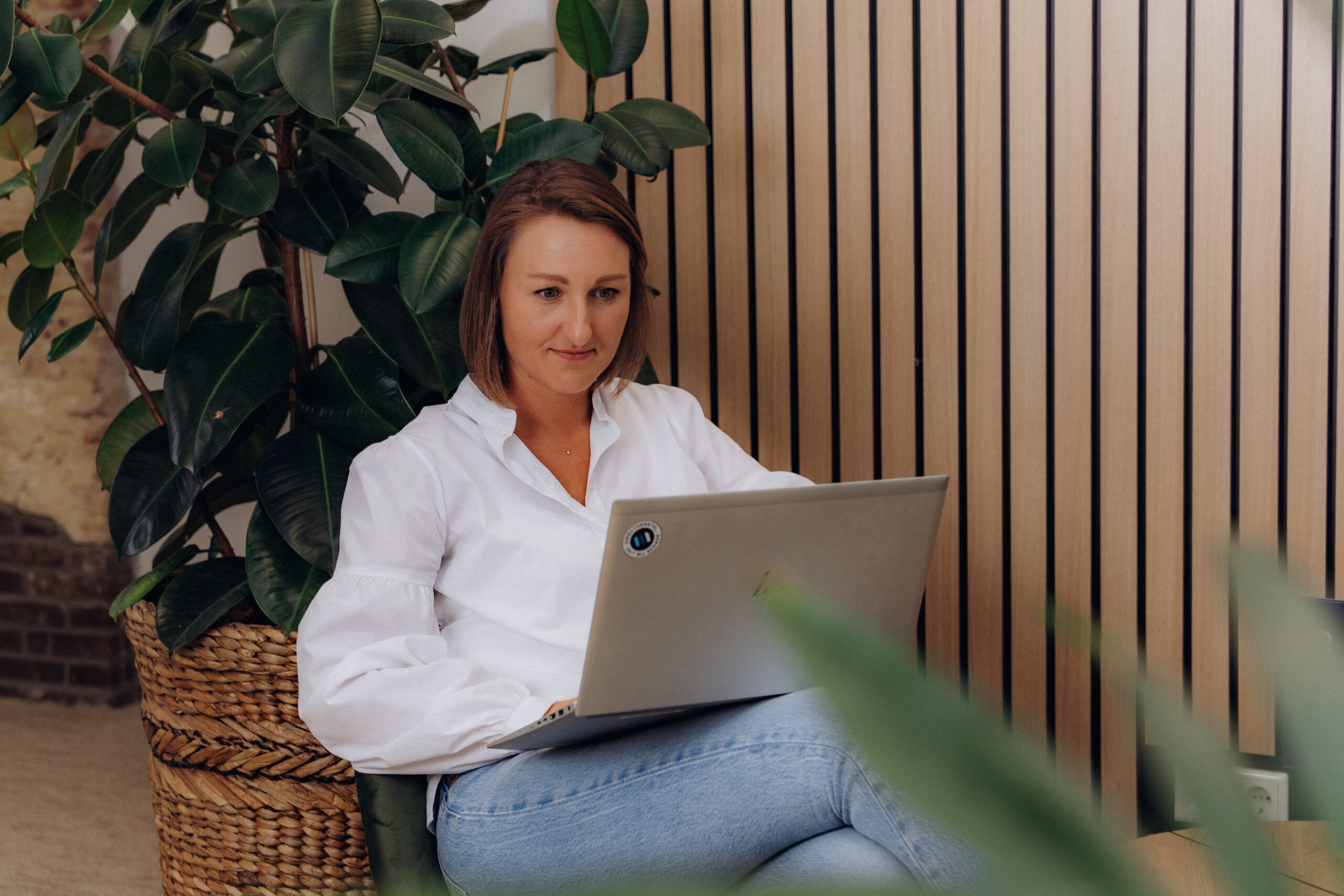 Accountmanager Public die op haar laptop WoCoTo opent