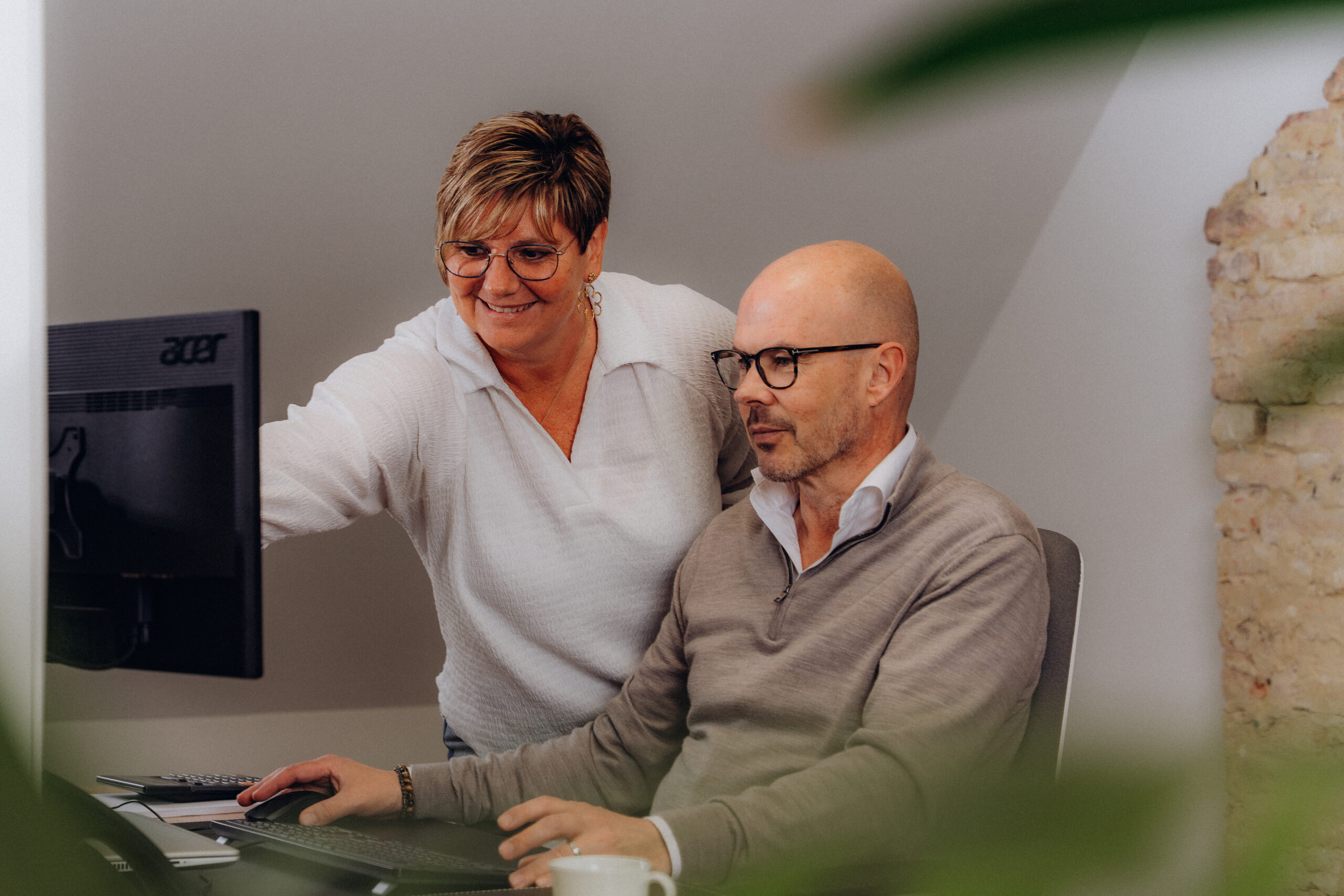 Binnendienst collega's die elkaar helpen