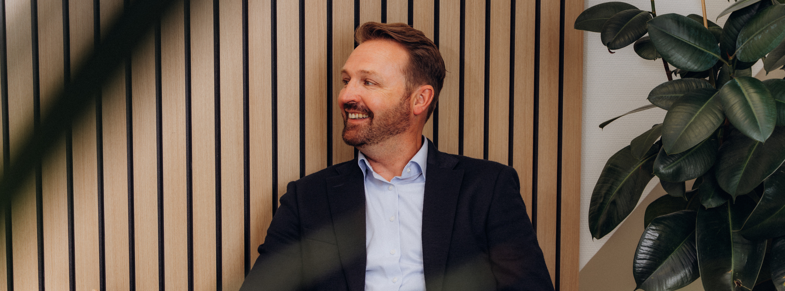 Glimlachende collega luisterend in een gesprek