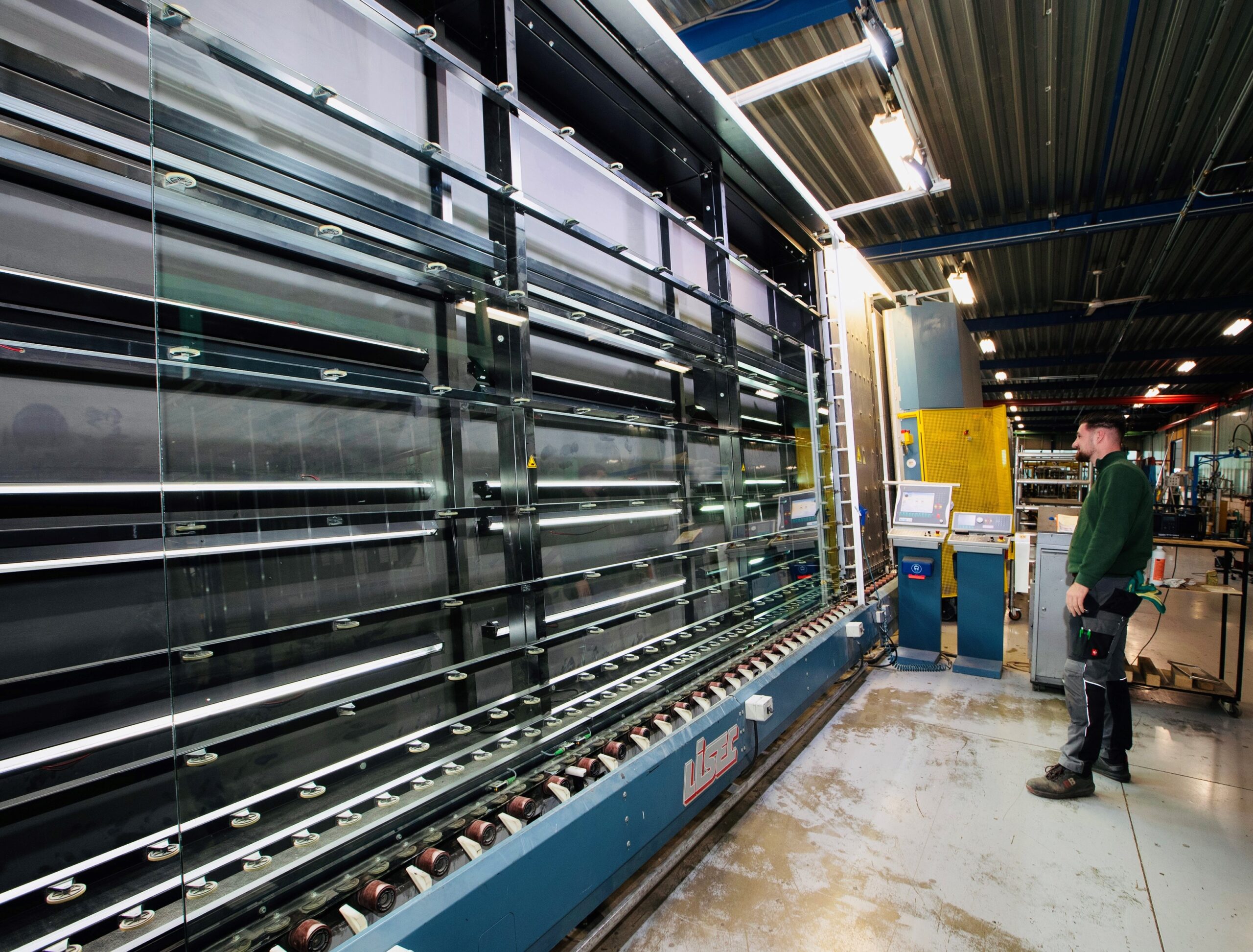 Glasplaten die circulair bewerkt worden door een machine